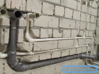 Umiestenie modernej plastovej komunikácie do steny kúpeľne. Umiestenie modernej plastovej komunikácie do steny kúpeľne.