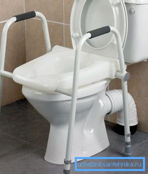 WC so zábradlím pre osoby so zdravotným postihnutím s gumovými podložkami WC so zábradlím pre osoby so zdravotným postihnutím s gumovými podložkami