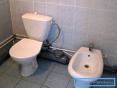 WC s namontovaným bidetom WC s namontovaným bidetom
