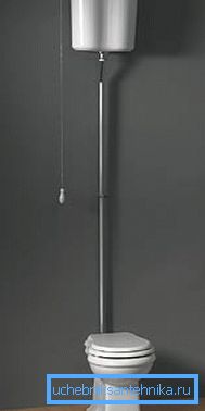 WC s úzkou vysokou nádržou potrebuje minimálne množstvo použitého priestoru. WC s úzkou vysokou nádržou potrebuje minimálne množstvo použitého priestoru.