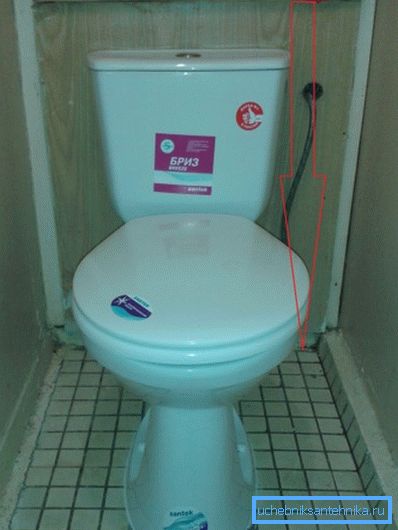 Toalety do 70 cm (nízke) sú inštalované v kúpeľniach so sanitárnymi skrinami