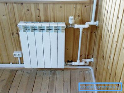 Inštalácia bimetalového radiátora s regulačnými a vypínacími ventilmi. Inštalácia bimetalového radiátora s regulačnými a vypínacími ventilmi.