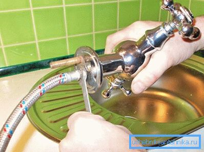 Inštalácia žeriavu do umývadla: pripojíme flexibilnú hadicu Inštalácia žeriavu do umývadla: pripojíme flexibilnú hadicu