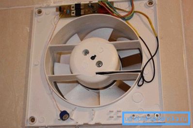 Inštalácia ventilátora s núteným odsávaním do záchodu. Inštalácia ventilátora s núteným odsávaním do záchodu.