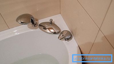 Inštalácia uhlového mixéra na vodu na palube kúpeľa Inštalácia uhlového mixéra na vodu na palube kúpeľa