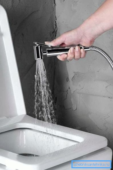 Prístroj začne dodávať vodu, keď zatlačíte uzatvárací ventil. Prístroj začne dodávať vodu, keď zatlačíte uzatvárací ventil.