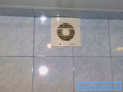 V mestskom apartmáne stačí nainštalovať odvzdušňovacie ventilátory do ventilačných kanálov. V mestskom apartmáne stačí nainštalovať odvzdušňovacie ventilátory do ventilačných kanálov.