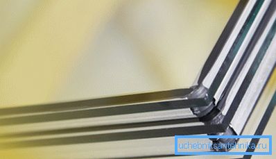 V chladných oblastiach sa používajú najmä viackomorové okná s dvojitým sklom s úspornými sklami, ktoré znižujú straty spôsobené tepelným žiarením. V chladných oblastiach sa používajú najmä viackomorové okná s dvojitým sklom s úspornými sklami, ktoré znižujú straty spôsobené tepelným žiarením.