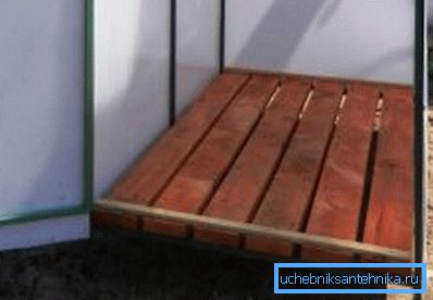 Ako paleta sú veľmi vhodné vhodné zrazené dosky s určitými medzerami na tok vody. Ako paleta sú veľmi vhodné vhodné zrazené dosky s určitými medzerami na tok vody.