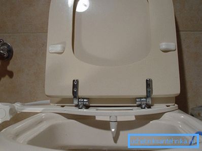 Bidet na WC je ponúkaný na predaj. Bidet na WC je ponúkaný na predaj.