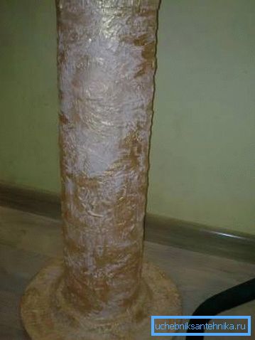 Váza s kovovou rúrou