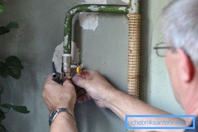 Ventil je celkom zabalený ručne, potom asi 1 otáčaním kľúčom. Ventil je celkom zabalený ručne, potom asi 1 otáčaním kľúčom.