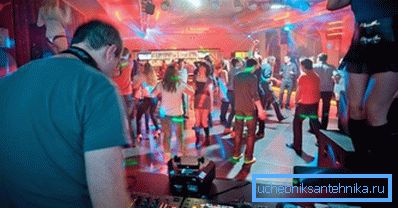 Vetranie verejných priestorov sa vypočíta podľa maximálneho počtu návštevníkov. Vetranie verejných priestorov sa vypočíta podľa maximálneho počtu návštevníkov.