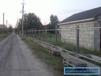 Svislé stĺpiky z azbestocementu. Svislé stĺpiky z azbestocementu.