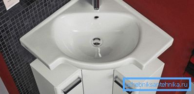 Vonkajšie, porcelánové výrobky sa ťažko odlišujú od kameniny, ale keď sa používajú, všetko okamžite padne na miesto. Vonkajšie, porcelánové výrobky sa ťažko odlišujú od kameniny, ale keď sa používajú, všetko okamžite padne na miesto.