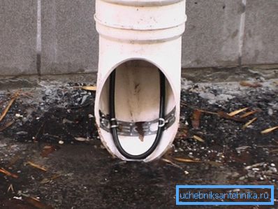 Vzhľad potrubia s káblom inštalovaným na zahrievanie a zabránenie zaľadnenia, aj keď odborníci dávajú prednosť extrémnemu zdvihnutiu o niečo vyššie, aby skryli tento prvok Vzhľad potrubia s káblom inštalovaným na zahrievanie a zabránenie zaľadnenia, aj keď odborníci dávajú prednosť extrémnemu zdvihnutiu o niečo vyššie, aby skryli tento prvok