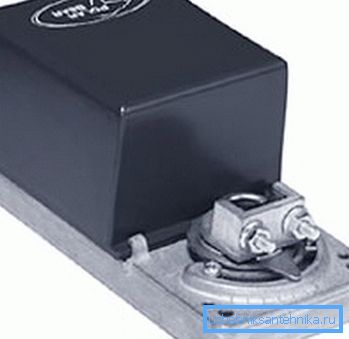 V mnohých systémoch existujú elektrické pohony, ktoré zatvárajú vzduchové tlmiče, keď je systém vypnutý, čo zabraňuje vstupu chladného vzduchu do ulice V mnohých systémoch existujú elektrické pohony, ktoré zatvárajú vzduchové tlmiče, keď je systém vypnutý, čo zabraňuje vstupu chladného vzduchu do ulice