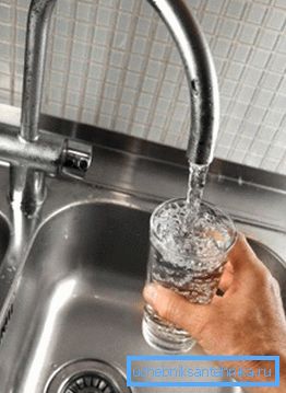 Voda z kohútika, ktorá prešla všetkými fázami filtrácie Voda z kohútika, ktorá prešla všetkými fázami filtrácie