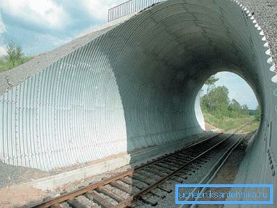 Kanálová trubica ako železničný tunel Kanálová trubica ako železničný tunel