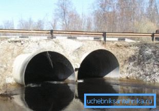 Potrubné potrubia na nádrži Potrubné potrubia na nádrži