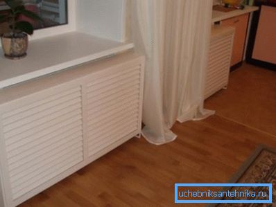 Schopnosť skryť batérie, ktoré poškodzujú celý interiér, je hlavnou úlohou dekoračnej obrazovky Schopnosť skryť batérie, ktoré poškodzujú celý interiér, je hlavnou úlohou dekoračnej obrazovky