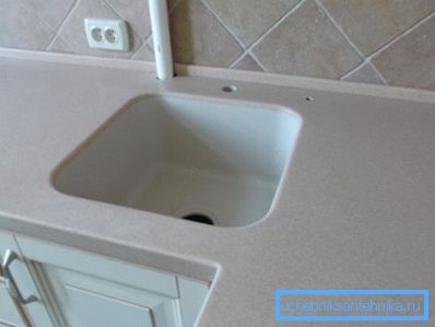Dřezová doska pod pultom nemá žiadne kĺby Dřezová doska pod pultom nemá žiadne kĺby