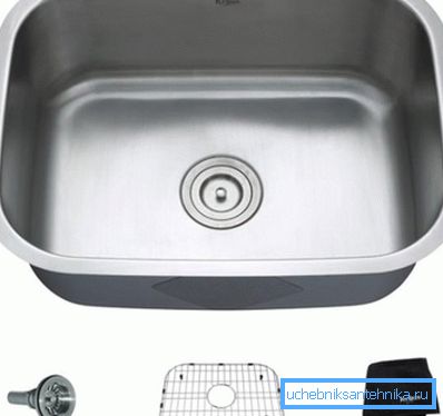 Splachovací drez so sadou príslušenstva.