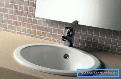 Umývadlo Mortise je držané na mieste podľa vlastnej hmotnosti. Umývadlo Mortise je držané na mieste podľa vlastnej hmotnosti.