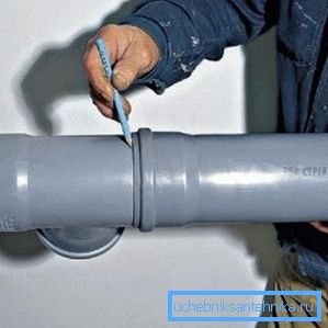 Vložte potrubie a označte miesto zásuvky Vložte potrubie a označte miesto zásuvky