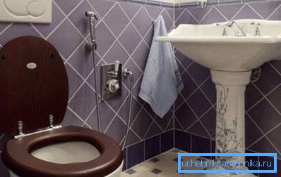 Vstavaná batéria s hygienickou sprchou v interiéri kúpeľne Vstavaná batéria s hygienickou sprchou v interiéri kúpeľne