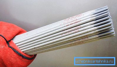 Vyberajú sa vhodné elektródy. Vyberajú sa vhodné elektródy.