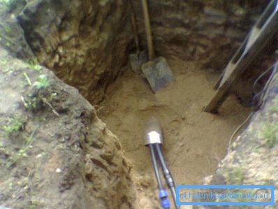 Výstup studne na hladinu (vrtu hlavy) je lepšie znížiť pod úroveň mrazu. Výstup studne na hladinu (vrtu hlavy) je lepšie znížiť pod úroveň mrazu.