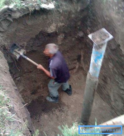 Vykopáme priekop pre koseón. Vykopáme priekop pre koseón.