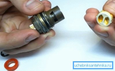 Vyberieme keramický pár s tyčou z tela Vyberieme keramický pár s tyčou z tela