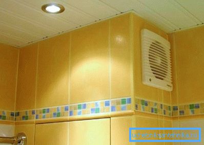 Hood v kúpeľni, vybavený ventilátorom Hood v kúpeľni, vybavený ventilátorom