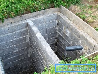 Pit je lemovaný blokmi Pit je lemovaný blokmi
