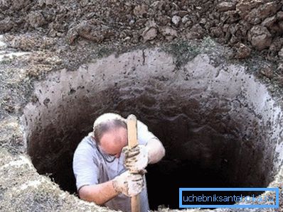 Pit pod prvým betónovým krúžkom