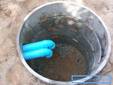 Pit s kanalizáciou a drenáž v spodnej časti Pit s kanalizáciou a drenáž v spodnej časti