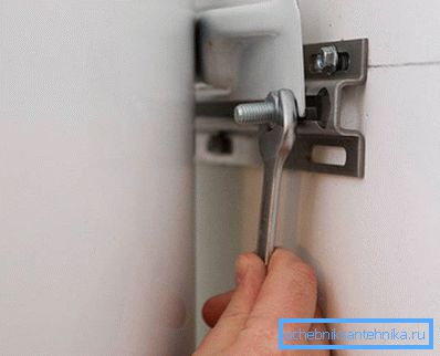 3970 Namontujte ohrievač vody na montážnu lištu