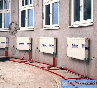 Vďaka flexibilite polymérových rúr je vhodný pre použitie v nepravidelne tvarovaných miestnostiach. Vďaka flexibilite polymérových rúr je vhodný pre použitie v nepravidelne tvarovaných miestnostiach.