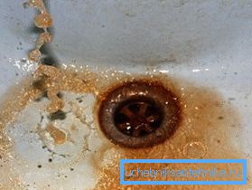 Železo kontaminovaná voda, ako je vidieť na fotografii, je natretá farbou hrdze.