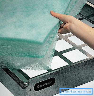 Umiestnite jemný a vláknitý materiál do krytu filtra Umiestnite jemný a vláknitý materiál do krytu filtra