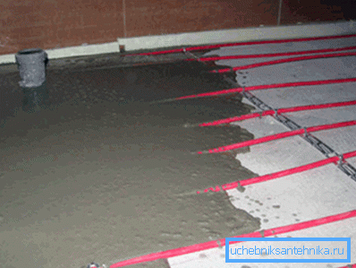 Plniace potrubia s betónom - posledná fáza inštalácie systému teplých podláh