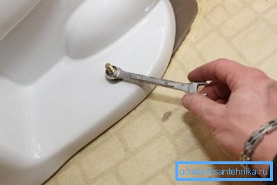 Utiahnite upevňovacie skrutky