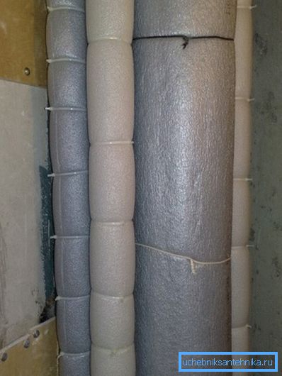 Zvuková izolácia sa vykonáva pomocou špeciálneho materiálu. Zvuková izolácia sa vykonáva pomocou špeciálneho materiálu.